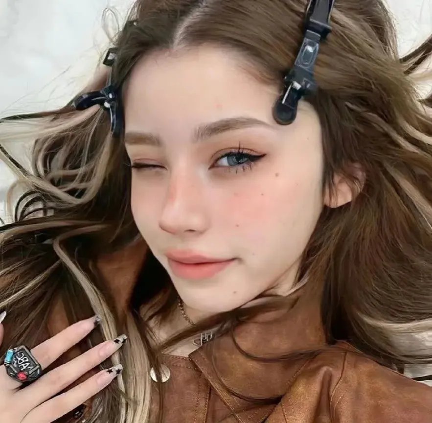 隔楼女孩：我们之间的层距
